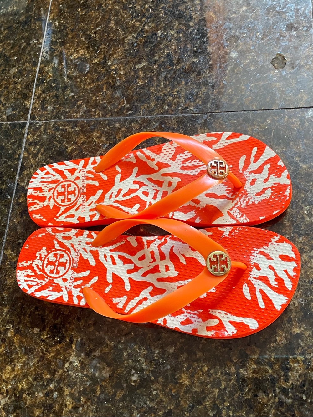 Tory Burch slippers size7,5Coral-Print Orange Flip Flops with Logo Medallion
